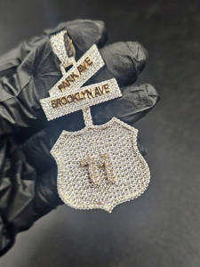 Pendentif de luxe personnalisé en forme de panneau de rue, serti de moissanite, style Hip Hop, avec bouclier, collier statement - Product Image 4