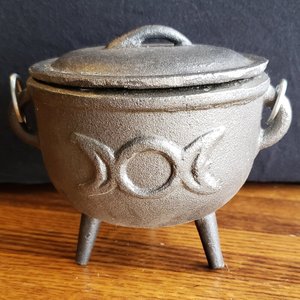 Olla Caldero Tradicional India Hecha a Mano de Hierro Fundido con Asa para Decoración Ritual, Quemar Incienso y Meditación a Precio Mayorista - Product Image 5