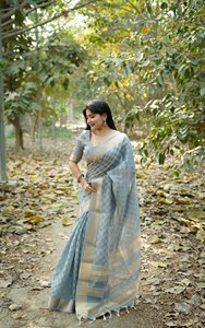 Sari en soie Kalyani de qualité supérieure avec motif à carreaux Zari, design de boîte ombrée, bordure Zari riche et blouse assortie par Royal Export - Product Image 3