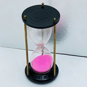 Reloj de Arena de Madera Hecho a Mano de 7.5'' con Arena Rosa |   Decoración de Mesa para Fiesta de Cumpleaños con Diseño de Cruz de Ángel Rústico - Product Image 1