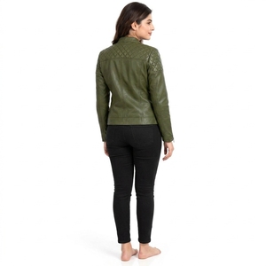 Chaqueta de cuero para mujer de alta calidad, diseñada con material duradero y ajuste cómodo, con acabado suave y costuras impecables. - Product Image 2