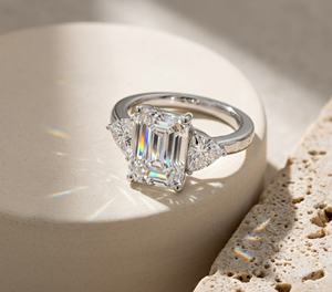 Anillo de Diamantes con Tres Piedras de Esmeralda de 4 Ct, Anillo de Diamantes Cultivados en Laboratorio, Anillo de Boda de Lujo Chapado en Oro de 18K y 14K para Mujer, Uso Diario - Product Image 1