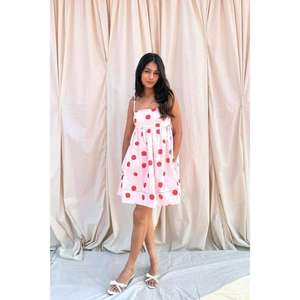 ผู้หญิงสีชมพูลายจุดมินิเดรสแขนกุดสายสปาเก็ตตี้ชุดฤดูร้อนชุดลำลองชุดเดรสสั้นสุภาพสตรี - Product Image 1