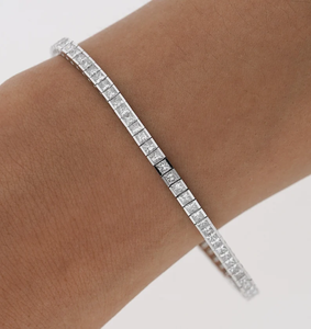 Bracelet tennis pour femme en acier inoxydable plaqué rhodium avec diamants taille princesse sertis en canal, design géométrique classique - Product Image 4