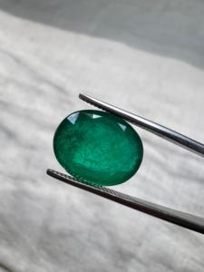 Émeraude naturelle zambienne de 5,35 carats, taille ovale, pierre précieuse non montée |   Pierre précieuse verte de qualité supérieure pour la fabrication de bijoux fins et la vente en gros - Product Image 1