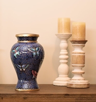 Urna Funeraria de Cristal Pintada a Mano, Personalizada, de Lujo, con Diseño Floral de Mariposas en Azul Real, Ecológica, con Acabado Transparente