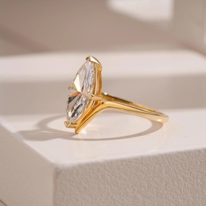 Anillo de Diamante Cultivado en Laboratorio con Corte Marquesa de Diseño Premium en Oro Amarillo de 14K con Certificación IGI y Claridad VVS - Product Image 3