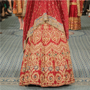 Lehenga Choli de mariée moderne à motif cristallin brodé, longueur ras du sol, 100% coton, personnalisable, respirant, col en V, style Princesse - Product Image 3