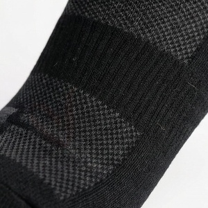 Chaussettes de sport pour hommes, noires, à motif géométrique, tricotées, respirantes, en spandex et polyester, style classique d'été - Product Image 5
