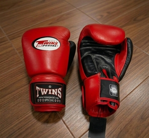 Gants de boxe en cuir de vache véritable faits à la main Twins Muay Thai Sanda MMA pour entraînement professionnel, sparring, respirants, avec sangle de poignet réglable - Product Image 1