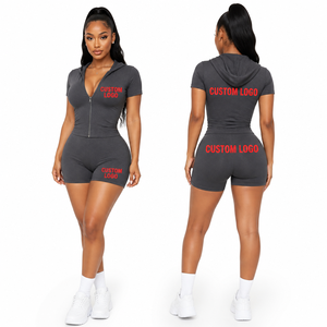 Ensemble de sport personnalisé avec logo : veste zippée à capuche à manches courtes, short cycliste, crop top et short pour la gym 2026 - Product Image 1