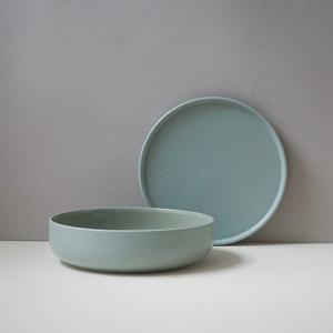 Sofisticada Tazón de Pasta de Cerámica Verde Salvia con Borde Ancho, Acabado Sedoso, Duradero, Apto para Alimentos, Pieza Moderna para la Mesa - Product Image 1