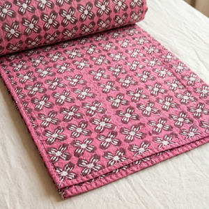 Cubrecama Acolchado Estampado Rosa con Diseño Floral, Decoración Moderna para el Hogar, Reversible para Todas las Estaciones, Hecho a Mano - Product Image 4