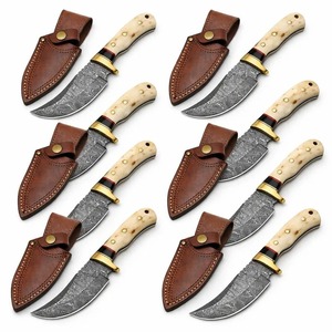 Lot de 8 couteaux en acier Damas faits à la main de 7 pouces, manches en corne, étuis en cuir, couteau à dépecer - Product Image 1