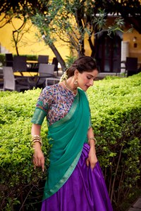 Nueva y Hermosa Colección de Lehenga Choli de Seda Tussar para Mujer, Largo hasta el Suelo, con Estampado y Trabajo en Foil - Product Image 3