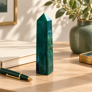 Pierre précieuse brute sculptée en forme de prisme hexagonal de cristal vert naturel pour décorations et artisanat de Noël - Product Image 3