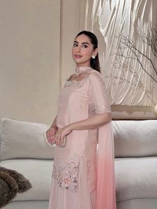 ชุดเดรสผ้าไหมแก้วสีชมพูหรูหรา ประดับด้วยงานปักลูกปัดหลากหลายแบบ พร้อมผ้าคลุมไหล่ทรง Sharara Palazzo สำหรับงานปาร์ตี้ Diwali ออกแบบโดยดีไซเนอร์ - Product Image 2