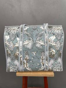 Sac fourre-tout pour femme, tendance, en coton matelassé Kantha, avec imprimé animal et chaînes décoratives - Durable pour un usage quotidien et en voyage - Product Image 1