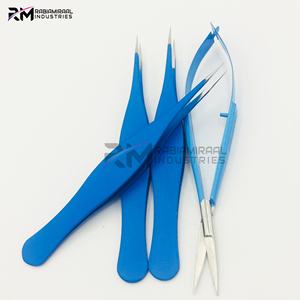 Pinzas y tijeras para cejas RMI de nuevo diseño, con punta afilada, recubrimiento en polvo azul y punta plateada. - Product Image 4