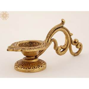 Lámpara Pooja de latón de 3 pulgadas hecha a mano con mango Artículo de decoración del hogar hindú Hecho en India - Product Image 4