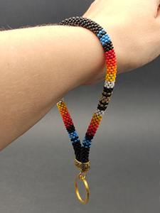 Porte-clés de poignet tendance fait main pour femme avec perles et motif décoratif noir, rouge, orange, jaune, blanc, bleu, or, avec anneau doré - Product Image 3