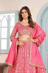 Cette lehenga moderne profondément brodée est un mélange parfait d'élégance et de tradition, conçue pour vous faire briller à toutes les occasions festives. - Product Image 4
