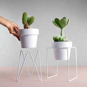 Ensemble de pots en céramique minimalistes avec support en métal noir pour une utilisation sur un bureau intérieur - Product Image 2