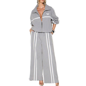 Veste coupe-vent imperméable à capuche zippée, style streetwear personnalisé, avec broderie, patchwork et bandes réfléchissantes, et pantalon de survêtement - Product Image 5