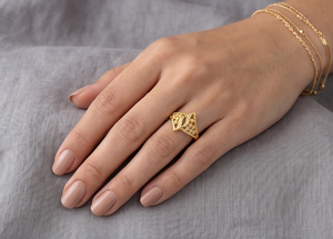 DIVYORO Anillo clásico con textura de diamante y chapado en oro de 22 quilates para mujer - Product Image 3