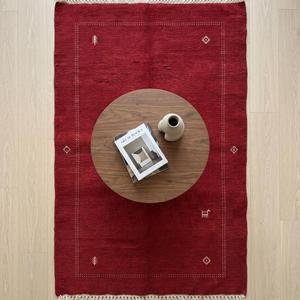 Tapis en laine noué à la main rouge rubis, design classique minimaliste à bordure florale, tapis décoratif de luxe fait main avec franges et pompons - Product Image 2