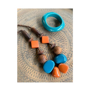 Collar de Resina Hecho a Mano APEX ALIGN con Diseño Artístico en Epoxi, Joyería Moderna con Colgante para Mujer - Product Image 1