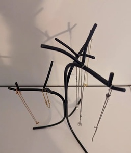 Présentoir à bijoux artistique en forme d'arbre avec crochets en forme de branches, support pour colliers et bracelets, design autoportant et peu encombrant - Product Image 6