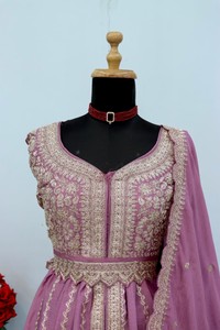 Traje Chinon Semisellado con Bordado y Cordón, Estilo Moderno para Bodas y Fiestas - Product Image 5