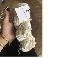 Fil en fibres naturelles sur mesure comprenant des rouleaux de ruban de lin en sisal, mauvaises herbes de la mer, fibre d'ananas pour le tricotage à la main, à des fins de revente