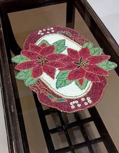 Set de table en tissu bohème fait main, durable, de forme irrégulière, motif poinsettia, rouge et vert, décoratif avec perles - Product Image 1