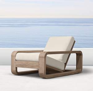 Chaise longue en teck massif courbé avec cadre à profil bas et coussin épais couleur crème pour un espace de vie relaxant - Product Image 1