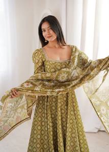 AARIKA TEXTILE – Ensemble Salwar Farshi pour femme, moderne et haut de gamme, en soie Chinon, avec broderie lourde et bordure en dentelle fantaisie, idéal pour les occasions traditionnelles et festives - Product Image 2