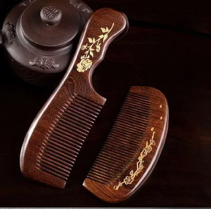 Peigne à cheveux en bois délicat avec des sculptures florales ajourées sur le dos, disponible à prix de gros. - Product Image 2