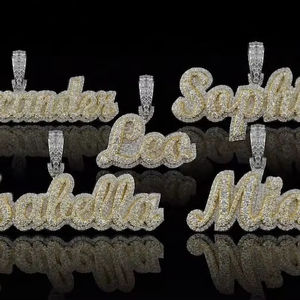 Colgante Personalizado con Nombre de Moissanita VVS1, Letras Burbuja de Plata 925 con Incrustaciones de Diamantes y Engaste de Bisel Chapado en Oro de 14K/18K - Product Image 1