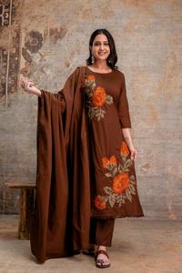 Ensemble Kurti pour femmes Twin Feet en coton Mul de qualité supérieure, brodé au point de croix, avec pantalon et dupatta - Product Image 3