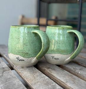 ชุดแก้วกาแฟเซรามิกสีเขียวสไตล์เรียบง่าย พร้อมเคลือบลายจุด ลายพิมพ์สันติภาพ ด้ามจับสบายมือ สำหรับใช้ในบ้านหรือร้านกาแฟ - Product Image 1