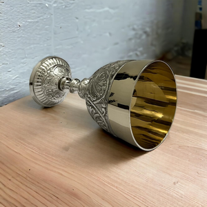 Copa de Latón Ornamentada con Grabado en Relieve y Acabado Plateado, Cáliz Decorativo Vintage Hecho a Mano, Copa de Vino de Metal, Decoración Tradicional para Mesa - Product Image 4