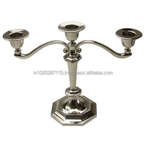 Candelabro de aluminio artesanal con detalles ornamentales para un ambiente de banquete real e iluminación formal - Product Image 2