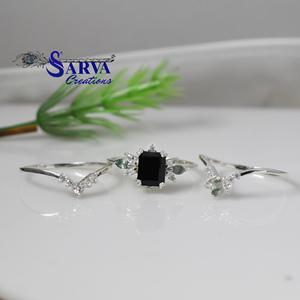 แหวนเงินแท้ 925 รุ่น SARVA Creations ดีไซน์ดอกไม้สไตล์วินเทจ ประดับด้วยโมอิสซาไนต์และพลอยออนิกซ์สีดำ ตัวเรือนแบบสามวง - Product Image 5