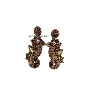 Boucles d'oreilles pendantes personnalisées faites à la main en perles de rocaille marron et or, bijoux tendance pour femmes et fans de l'équipe, idéales pour les jours de match - Product Image 2