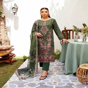 Robe Panjabi pakistanaise brodée sur pelouse pour femmes Costume Salwar Kameez trois pièces conçu par Ramsha Vol MASHAAL-12 - Product Image 5