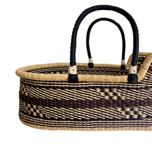 Cesta cambiador de mimbre con diseño de ondas oscuras personalizado, con cesta cambiador de ratán a juego y asas negras para tiendas de bebés - Product Image 4