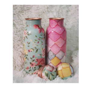 Bouteille d'eau en cuivre traditionnelle pour la consommation quotidienne, favorisant l'immunité, la digestion et un mode de vie sain. - Product Image 1