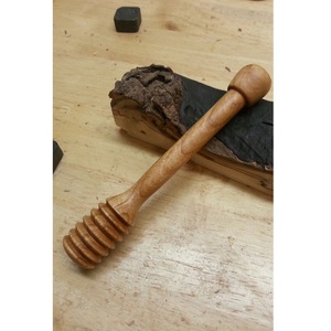 Bâtonnet à miel artisanal en bois réutilisable et moderne pour la cuisine – Outil pour bouteilles et boîtes – Disponible dans le monde entier - Product Image 3