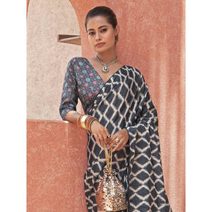 Deslumbrante Negro Digital Impreso Crepe Tradicional Saree Con Blusa - Product Image 5